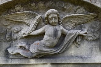 Plaque funéraire en forme de cœur avec une colombe élégante