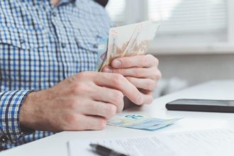 Professionnel indépendant calculant ses coûts en portage salarial à Grenoble