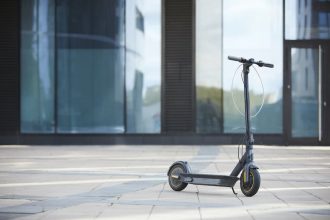 scooter électrique 125cc sur une route urbaine moderne
