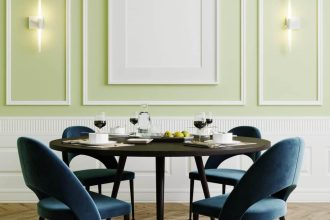 Salle à manger avec chaises bleues et lampes élégantes
