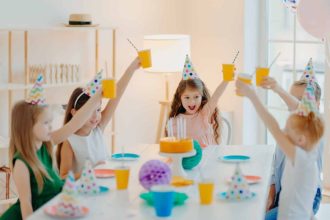 Groupe d'enfants joyeux célébrant un anniversaire ensemble