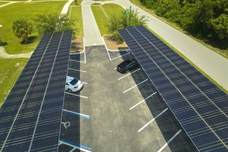 Carport solaire avec panneaux photovoltaïques pour véhicule électrique