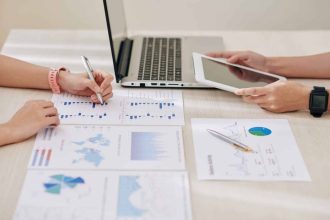 Réunion d'une équipe de gestion de projet autour d'une table de travail
