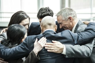 Groupe diversifié de professionnels en pleine activité de team building