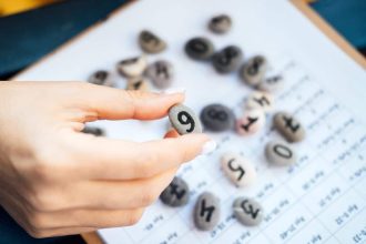 Numérologue tenant une pierre avec le chiffre six